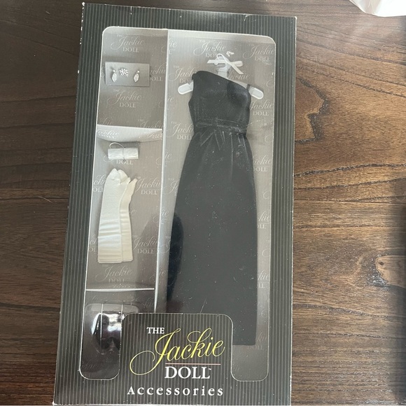 New in box outfit for The Jackie Kennedy Onassis Doll with paperwork - Picture 12 of 12